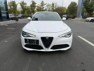 Alfa Romeo Giulia 2017 2.0T 280HP Version de luxe extérieur photo 2 Alfa Romeo Giulia 2017 2.0T 280HP Version de luxe extérieur photo 2