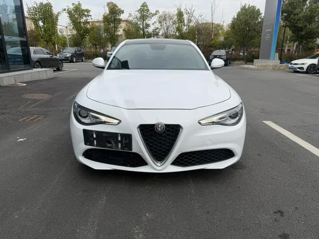 Alfa Romeo Giulia 2017 2.0T 280HP Version de luxe extérieur photo 2 Alfa Romeo Giulia 2017 2.0T 280HP Version de luxe extérieur photo 2