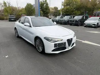 Alfa Romeo Giulia 2017 2.0T 280HP Version de luxe extérieur photo 3 Alfa Romeo Giulia 2017 2.0T 280HP Version de luxe extérieur photo 3