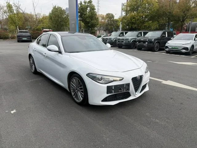 Alfa Romeo Giulia 2017 2.0T 280HP Version de luxe extérieur photo 3 Alfa Romeo Giulia 2017 2.0T 280HP Version de luxe extérieur photo 3