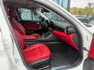 Alfa Romeo Giulia 2017 2.0T 280HP Version de luxe extérieur photo 4 Alfa Romeo Giulia 2017 2.0T 280HP Version de luxe extérieur photo 4