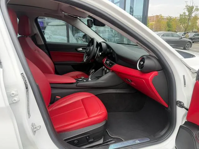 Alfa Romeo Giulia 2017 2.0T 280HP Version de luxe extérieur photo 4 Alfa Romeo Giulia 2017 2.0T 280HP Version de luxe extérieur photo 4