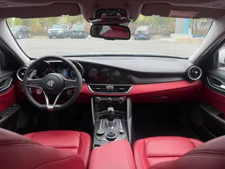 Alfa Romeo Giulia 2017 2.0T 280HP Version de luxe extérieur photo 5 Alfa Romeo Giulia 2017 2.0T 280HP Version de luxe extérieur photo 5