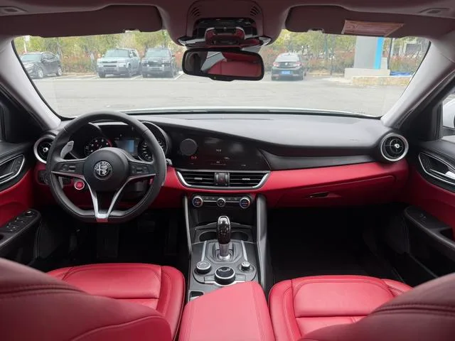 Alfa Romeo Giulia 2017 2.0T 280HP Version de luxe extérieur photo 5 Alfa Romeo Giulia 2017 2.0T 280HP Version de luxe extérieur photo 5