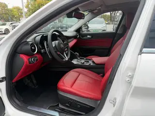 Alfa Romeo Giulia 2017 2.0T 280HP Version de luxe extérieur photo 6 Alfa Romeo Giulia 2017 2.0T 280HP Version de luxe extérieur photo 6