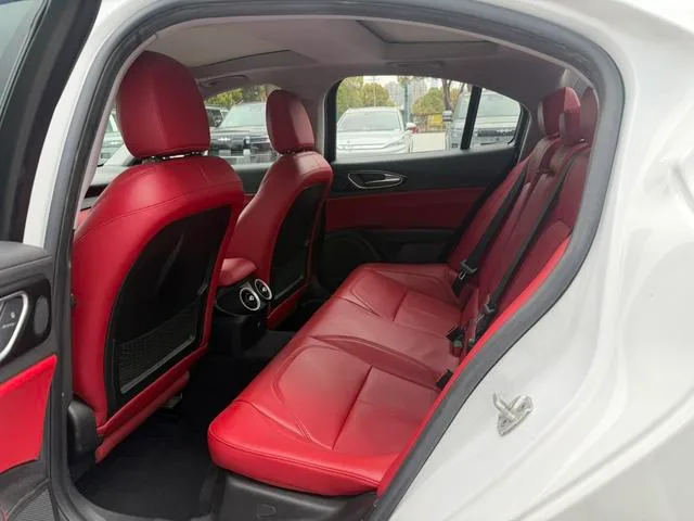 Alfa Romeo Giulia 2017 2.0T 280HP Version de luxe intérieur photo 7 Alfa Romeo Giulia 2017 2.0T 280HP Version de luxe intérieur photo 7