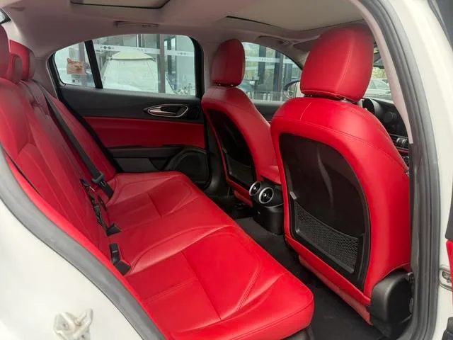 Alfa Romeo Giulia 2017 2.0T 280HP Version de luxe intérieur photo 8 Alfa Romeo Giulia 2017 2.0T 280HP Version de luxe intérieur photo 8