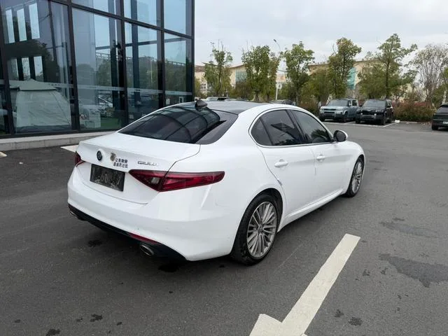Alfa Romeo Giulia 2017 2.0T 280HP Version de luxe intérieur photo 9 Alfa Romeo Giulia 2017 2.0T 280HP Version de luxe intérieur photo 9