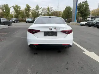 Alfa Romeo Giulia 2017 2.0T 280HP Version de luxe intérieur photo 10 Alfa Romeo Giulia 2017 2.0T 280HP Version de luxe intérieur photo 10