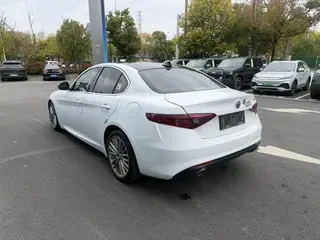 Alfa Romeo Giulia 2017 2.0T 280HP Version de luxe intérieur photo 11 Alfa Romeo Giulia 2017 2.0T 280HP Version de luxe intérieur photo 11