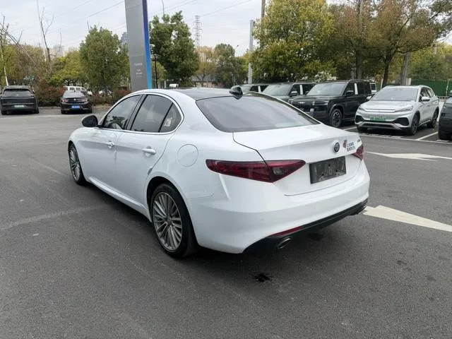 Alfa Romeo Giulia 2017 2.0T 280HP Version de luxe intérieur photo 11 Alfa Romeo Giulia 2017 2.0T 280HP Version de luxe intérieur photo 11