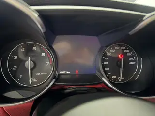 Alfa Romeo Giulia 2017 2.0T 280HP Version de luxe intérieur photo 12 Alfa Romeo Giulia 2017 2.0T 280HP Version de luxe intérieur photo 12