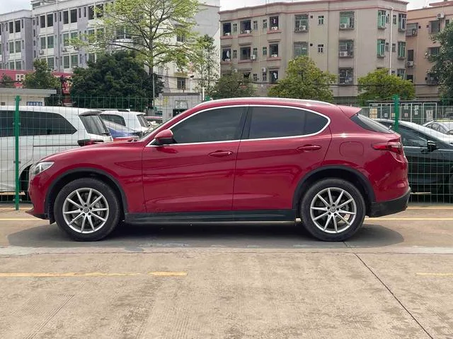 Alfa Romeo Stelvio 2017 2.0T 200HP Edición de lujo exterior foto 3 Alfa Romeo Stelvio 2017 2.0T 200HP Edición de lujo exterior foto 3