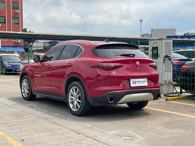 Alfa Romeo Stelvio 2017 2.0T 200HP Edición de lujo exterior foto 4 Alfa Romeo Stelvio 2017 2.0T 200HP Edición de lujo exterior foto 4