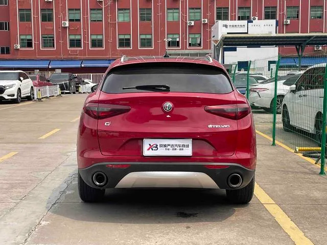 Alfa Romeo Stelvio 2017 2.0T 200HP Edición de lujo exterior foto 5 Alfa Romeo Stelvio 2017 2.0T 200HP Edición de lujo exterior foto 5