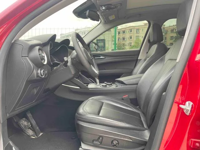 Alfa Romeo Stelvio 2017 2.0T 200HP Edición de lujo interior foto 9 Alfa Romeo Stelvio 2017 2.0T 200HP Edición de lujo interior foto 9