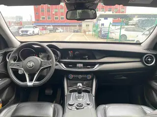 Alfa Romeo Stelvio 2017 2.0T 200HP Edición de lujo interior foto 10 Alfa Romeo Stelvio 2017 2.0T 200HP Edición de lujo interior foto 10