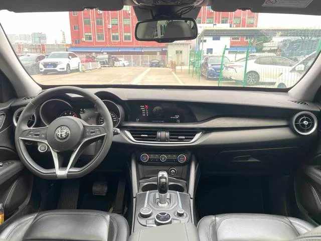 Alfa Romeo Stelvio 2017 2.0T 200HP Edición de lujo interior foto 10 Alfa Romeo Stelvio 2017 2.0T 200HP Edición de lujo interior foto 10