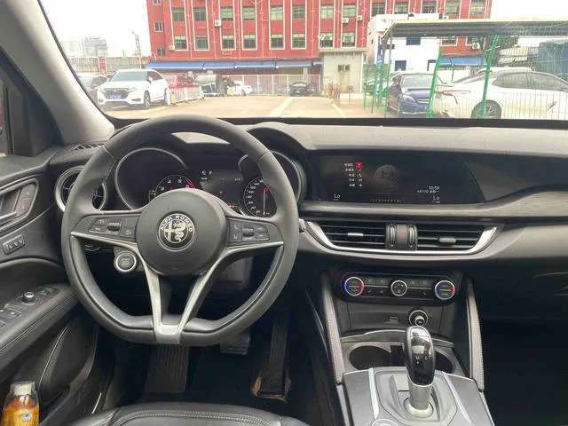 Alfa Romeo Stelvio 2017 2.0T 200HP Edición de lujo interior foto 11 Alfa Romeo Stelvio 2017 2.0T 200HP Edición de lujo interior foto 11