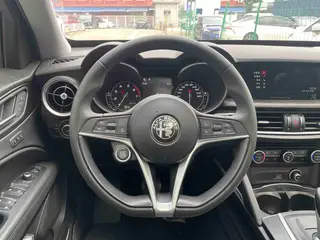 Alfa Romeo Stelvio 2017 2.0T 200HP Edición de lujo interior foto 12 Alfa Romeo Stelvio 2017 2.0T 200HP Edición de lujo interior foto 12