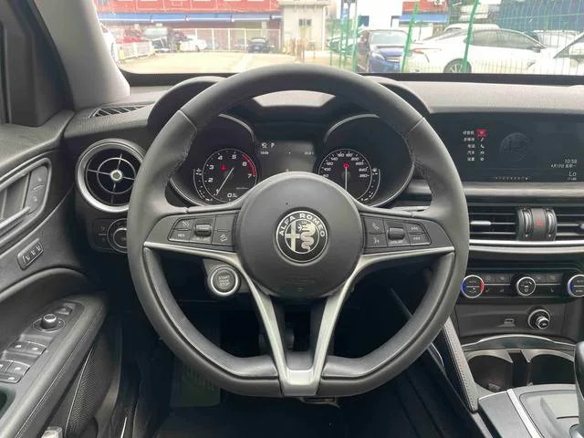 Alfa Romeo Stelvio 2017 2.0T 200HP Edición de lujo interior foto 12 Alfa Romeo Stelvio 2017 2.0T 200HP Edición de lujo interior foto 12