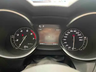 Alfa Romeo Stelvio 2017 2.0T 200HP Edición de lujo interior foto 13 Alfa Romeo Stelvio 2017 2.0T 200HP Edición de lujo interior foto 13