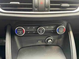 Alfa Romeo Stelvio 2017 2.0T 200HP Edición de lujo interior foto 14 Alfa Romeo Stelvio 2017 2.0T 200HP Edición de lujo interior foto 14