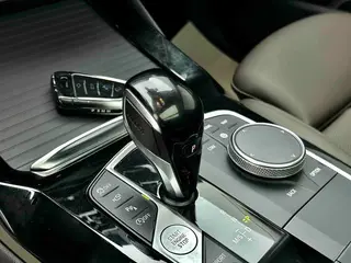 BMW X3 2022 Вторичная модификация xDrive30i Лидирующий M Ночной костюм интерьер фото 16 BMW X3 2022 Вторичная модификация xDrive30i Лидирующий M Ночной костюм интерьер фото 16