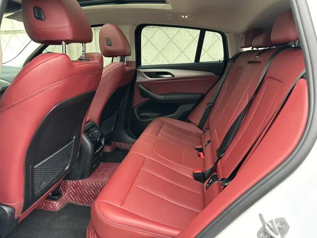 BMW X4 2022 xDrive 25i M Sports suit interior photo 9 BMW X4 2022 xDrive 25i M Sports suit interior photo 9