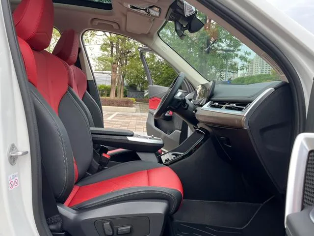 BMW X1 2023 xDrive25Li X Набор дизайна интерьер фото 14 BMW X1 2023 xDrive25Li X Набор дизайна интерьер фото 14