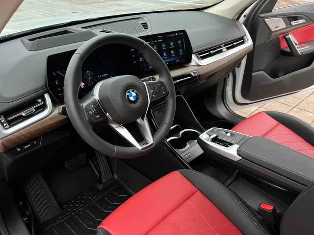 BMW X1 2023 xDrive25Li X Набор дизайна интерьер фото 15 BMW X1 2023 xDrive25Li X Набор дизайна интерьер фото 15