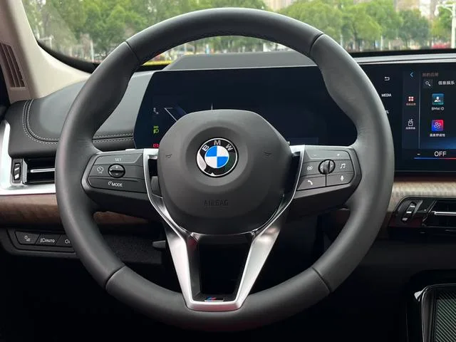BMW X1 2023 xDrive25Li X Набор дизайна интерьер фото 18 BMW X1 2023 xDrive25Li X Набор дизайна интерьер фото 18