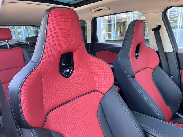 BMW X1 2023 xDrive25Li M Спортивный костюм интерьер фото 11