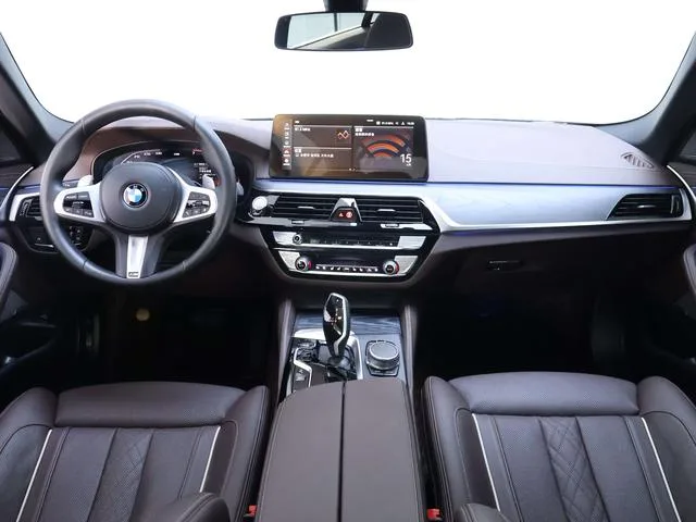 BMW 5 Series 2021 530Li Tipo de lujo M Conjunto deportivo interior foto 14