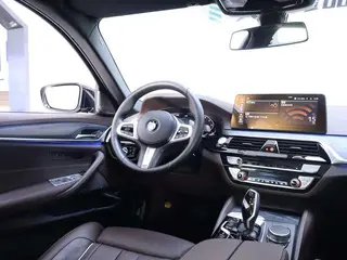 BMW 5 Series 2021 530Li Tipo de lujo M Conjunto deportivo interior foto 15