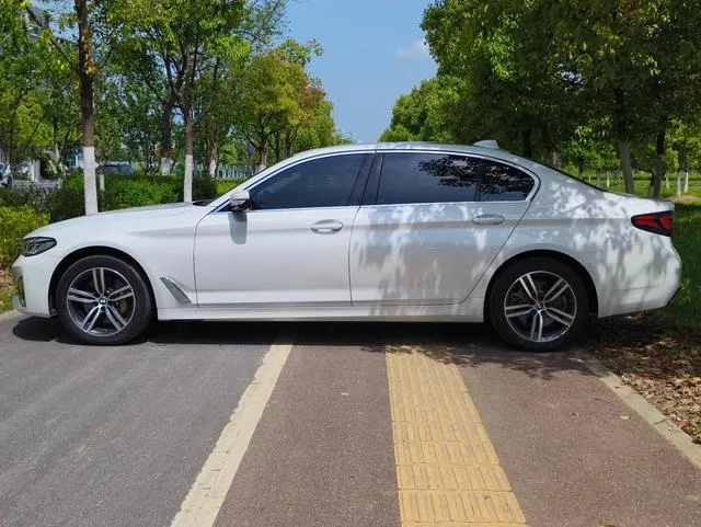 BMW 5 Series 2022 530Li Leading Type Luxury Set exterior photo 4 BMW 5 Series 2022 530Li Leading Type Luxury Set exterior photo 4