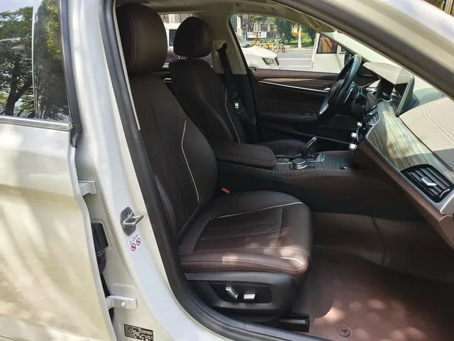BMW 5 Series 2022 530Li Leading Type Luxury Set interior photo 11 BMW 5 Series 2022 530Li Leading Type Luxury Set interior photo 11