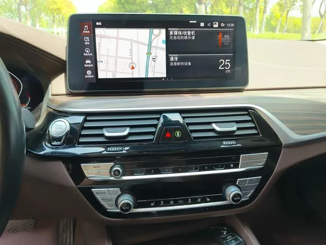 BMW 5 Series 2022 530Li Leading Type Luxury Set interior photo 18 BMW 5 Series 2022 530Li Leading Type Luxury Set interior photo 18