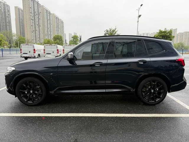 BMW X3 2022 xDrive30i Лидирующий M Ночной костюм экстерьер фото 3 BMW X3 2022 xDrive30i Лидирующий M Ночной костюм экстерьер фото 3