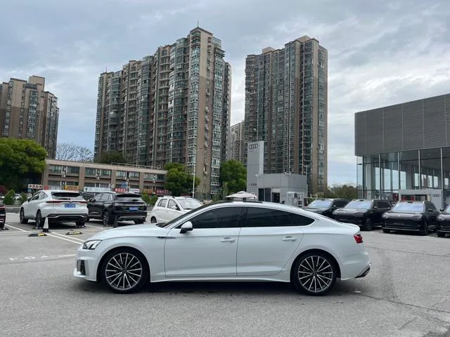 Audi A5 2023 Sportback 40 TFSI quattro Deluxe Dynamic exterior photo 3 Audi A5 2023 Sportback 40 TFSI quattro Deluxe Dynamic exterior photo 3