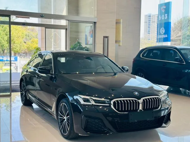 BMW 5 Series 2023 530Li Líder M Conjunto deportivo exterior foto 3 BMW 5 Series 2023 530Li Líder M Conjunto deportivo exterior foto 3