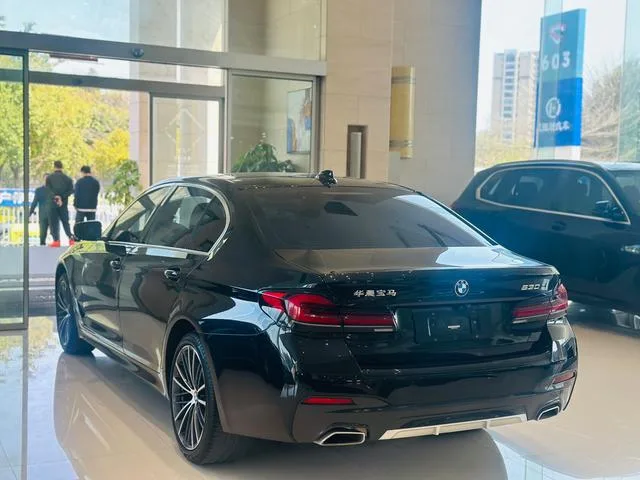 BMW 5 Series 2023 530Li Líder M Conjunto deportivo interior foto 7 BMW 5 Series 2023 530Li Líder M Conjunto deportivo interior foto 7