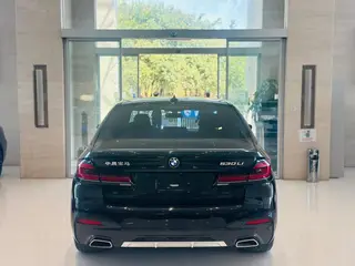 BMW 5 Series 2023 530Li Líder M Conjunto deportivo interior foto 8 BMW 5 Series 2023 530Li Líder M Conjunto deportivo interior foto 8