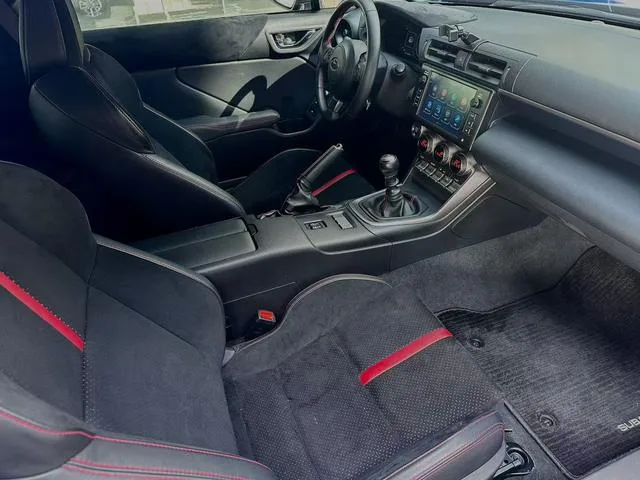 Subaru BRZ 2022 2.4L Version manuelle intérieur photo 7 Subaru BRZ 2022 2.4L Version manuelle intérieur photo 7