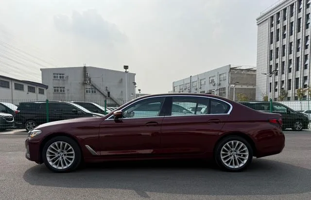 BMW 5 Series 2022 525Li Ensemble de luxe extérieur photo 10