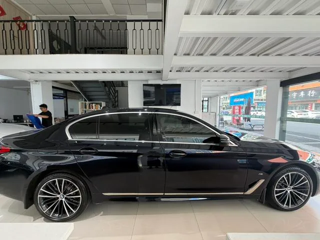 BMW 5 Series 2021 530Li Лидирующий M Спортивный костюм экстерьер фото 3 BMW 5 Series 2021 530Li Лидирующий M Спортивный костюм экстерьер фото 3