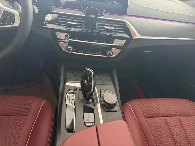 BMW 5 Series 2021 530Li Лидирующий M Спортивный костюм экстерьер фото 8 BMW 5 Series 2021 530Li Лидирующий M Спортивный костюм экстерьер фото 8