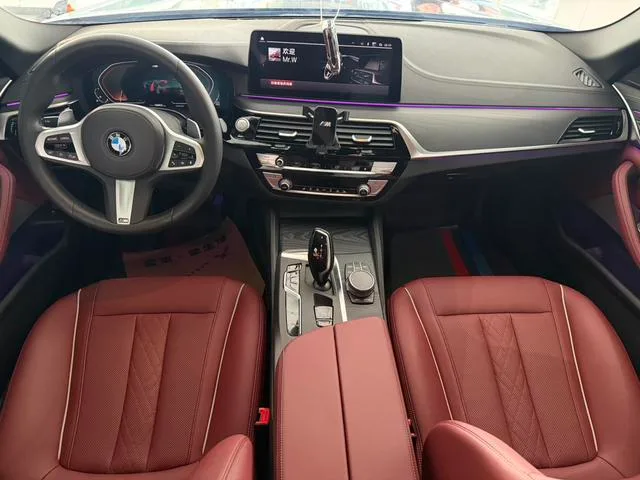 BMW 5 Series 2021 530Li Лидирующий M Спортивный костюм интерьер фото 9 BMW 5 Series 2021 530Li Лидирующий M Спортивный костюм интерьер фото 9