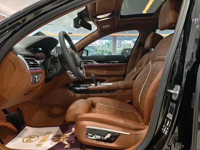 BMW 7 Series 2021 740Li xDrive Административный тип Роскошный набор экстерьер фото 7 BMW 7 Series 2021 740Li xDrive Административный тип Роскошный набор экстерьер фото 7