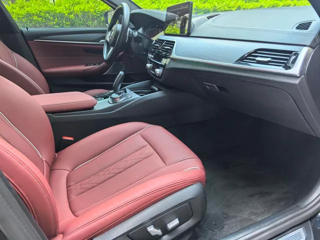 BMW 5 Series 2023 Reforma 530Li Líder M Conjunto deportivo interior foto 10 BMW 5 Series 2023 Reforma 530Li Líder M Conjunto deportivo interior foto 10